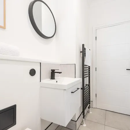 Modern 2 Bedroom Flat Near Leeds Centre With Free Parking, Ideal For Contractors & Long Stays - Nordstay Exterior photo