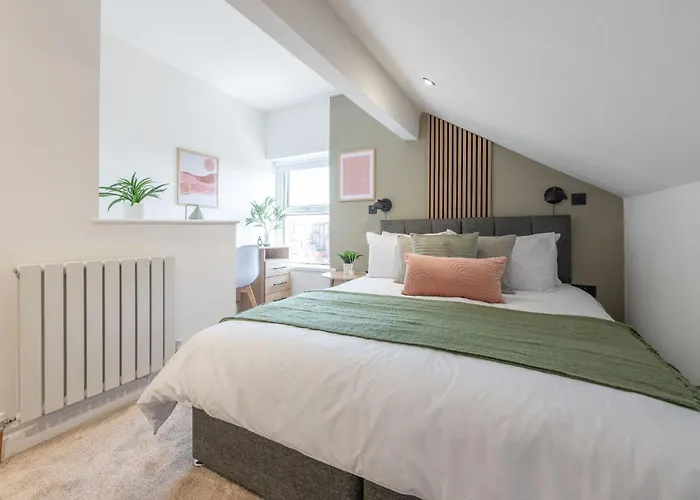 Modern 2 Bedroom Flat Near Leeds Centre With Free Parking, Ideal For Contractors & Long Stays - Nordstay