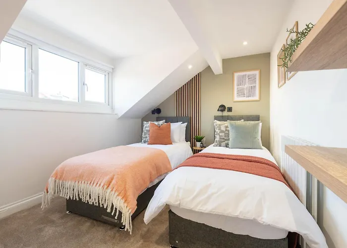 Modern 2 Bedroom Flat Near Leeds Centre With Free Parking, Ideal For Contractors & Long Stays - Nordstay