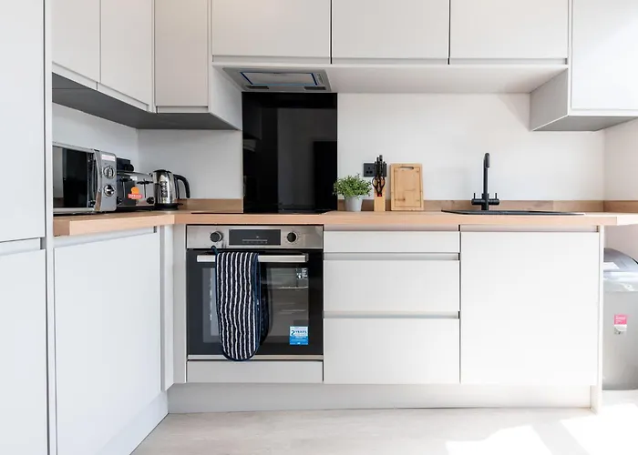 Modern 2 Bedroom Flat Near Leeds Centre With Free Parking, Ideal For Contractors & Long Stays - Nordstay