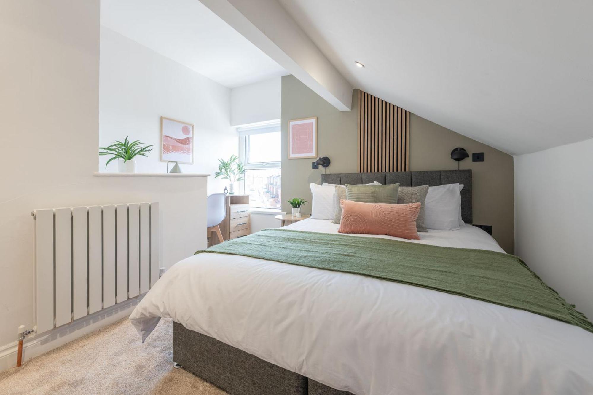 Modern 2 Bedroom Flat Near Leeds Centre With Free Parking, Ideal For Contractors & Long - Nordstay Apartment *