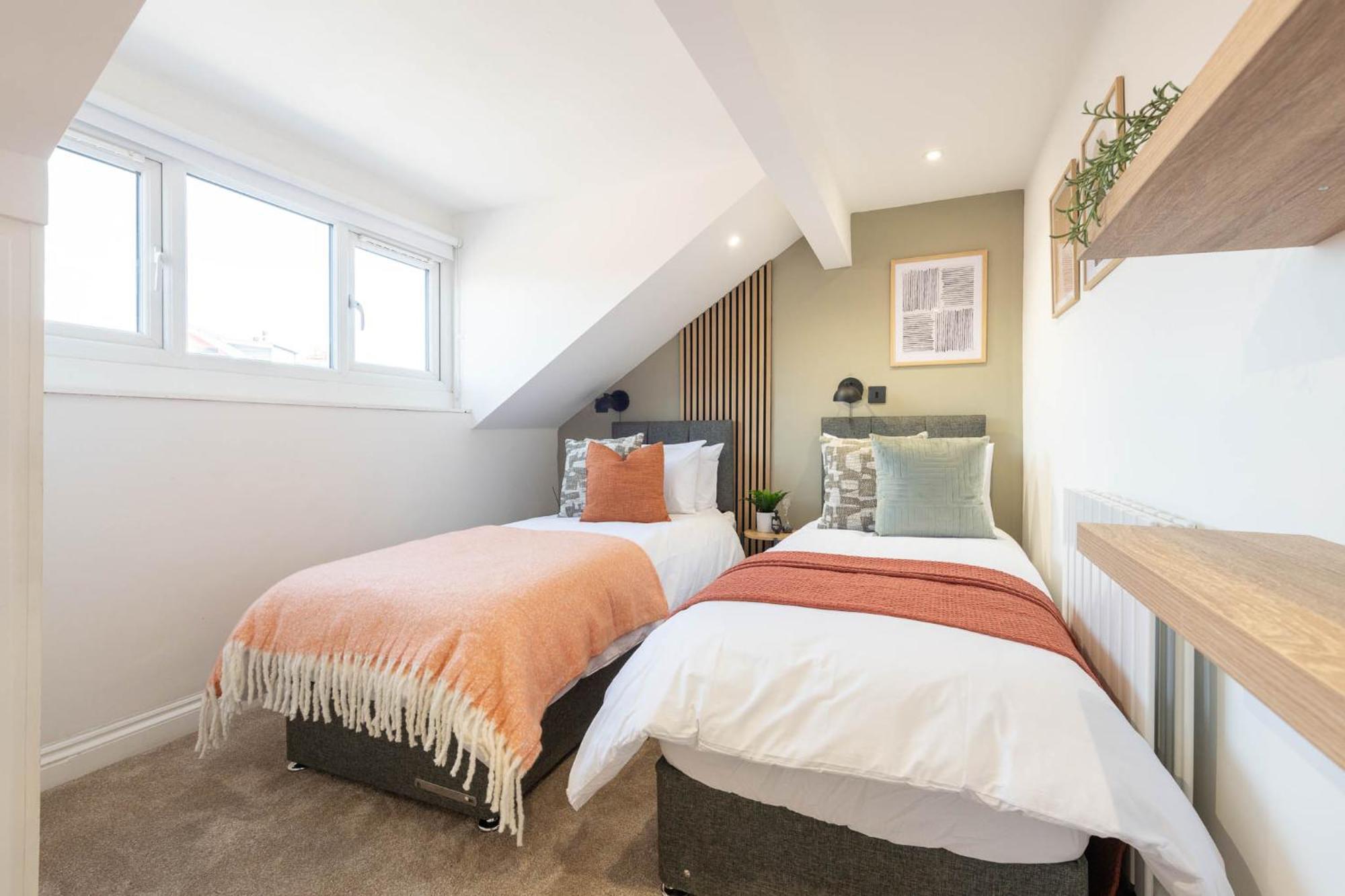 Modern 2 Bedroom Flat Near Leeds Centre With Free Parking, Ideal For Contractors & Long - Nordstay Apartment