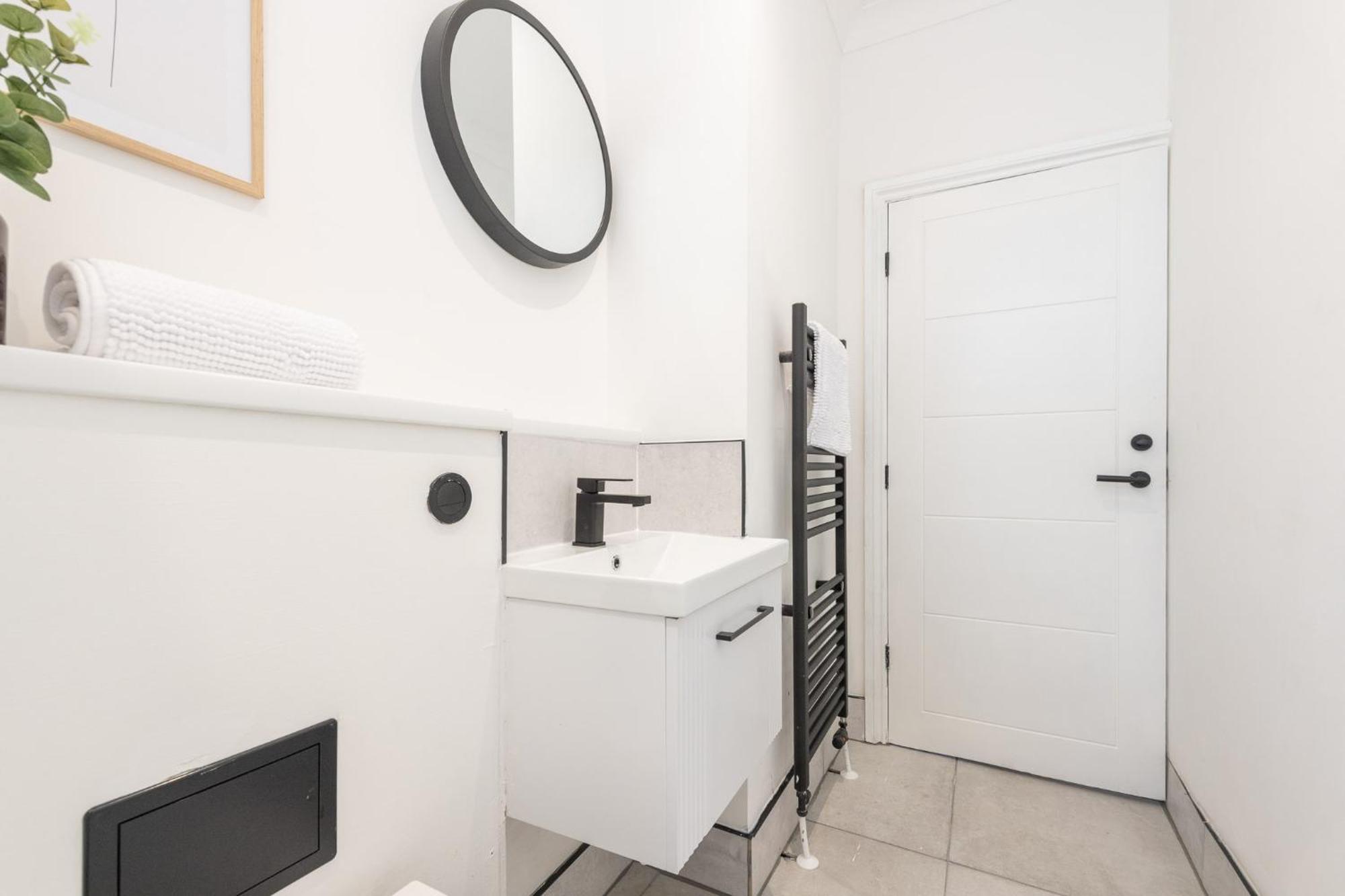 Apartment Modern 2 Bedroom Flat Near Leeds Centre With Free Parking, Ideal For Contractors & Long - Nordstay