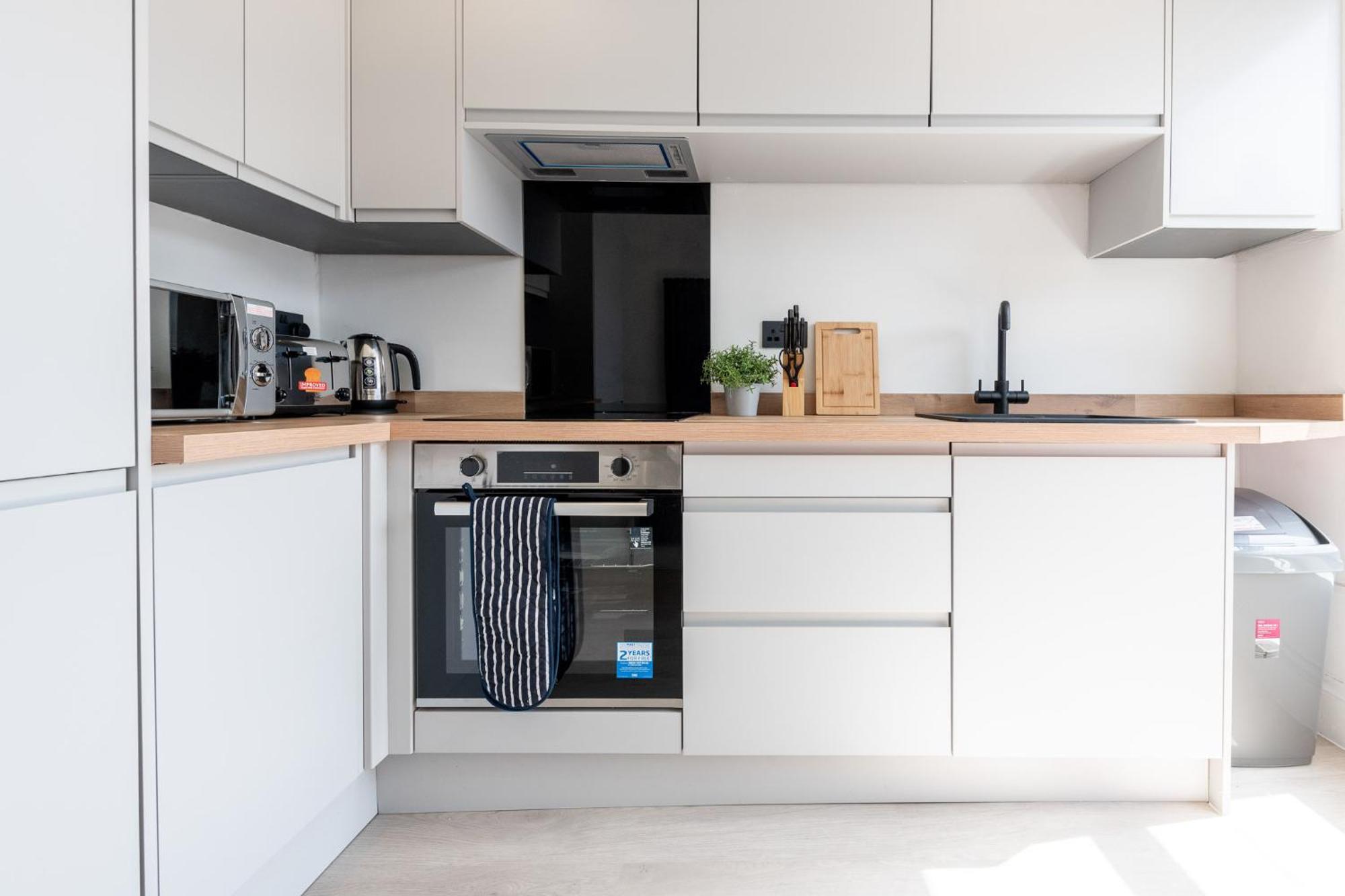 Modern 2 Bedroom Flat Near Leeds Centre With Free Parking, Ideal For Contractors & Long - Nordstay Apartment *