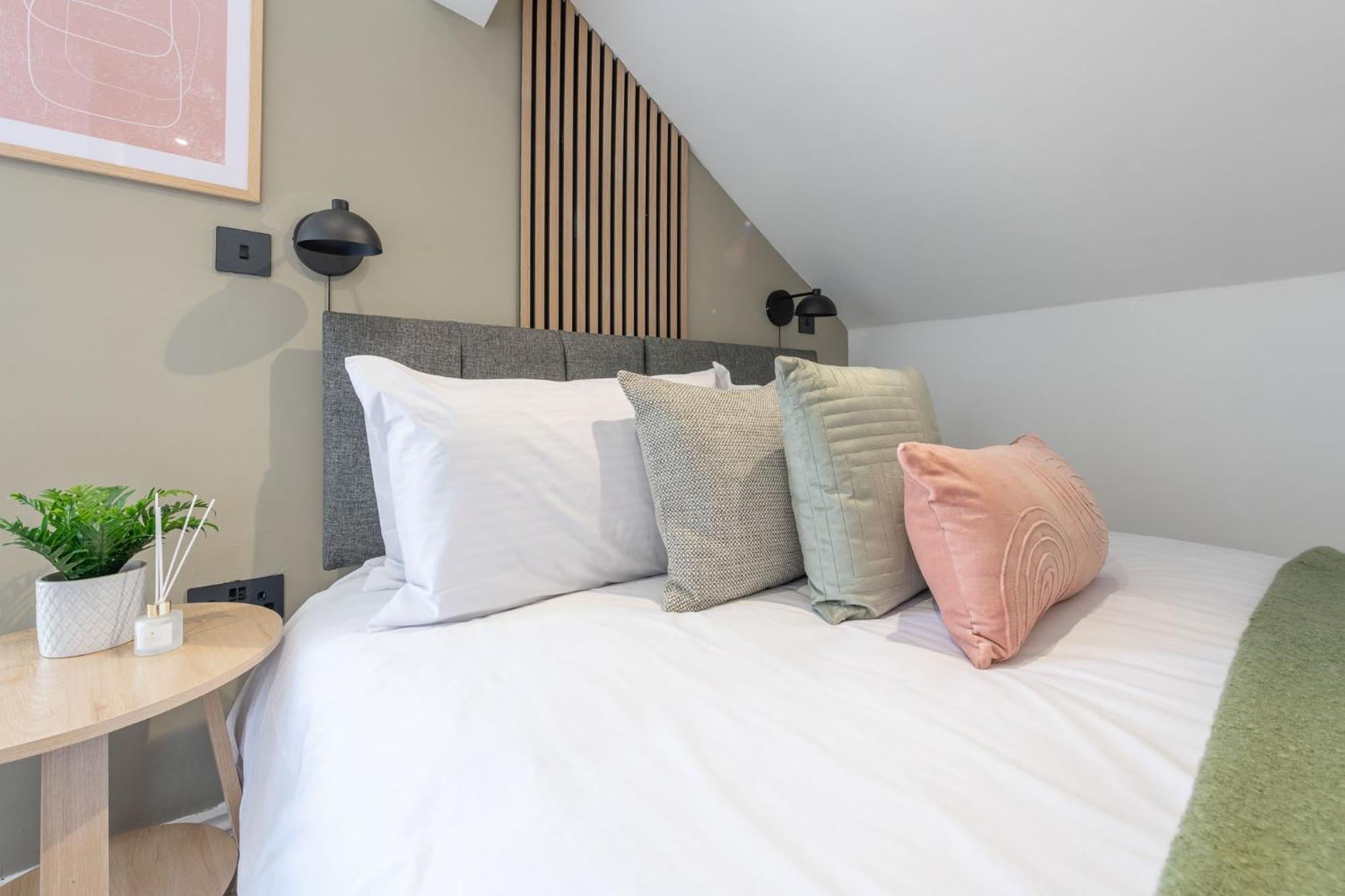 Modern 2 Bedroom Flat Near Leeds Centre With Free Parking, Ideal For Contractors & Long - Nordstay